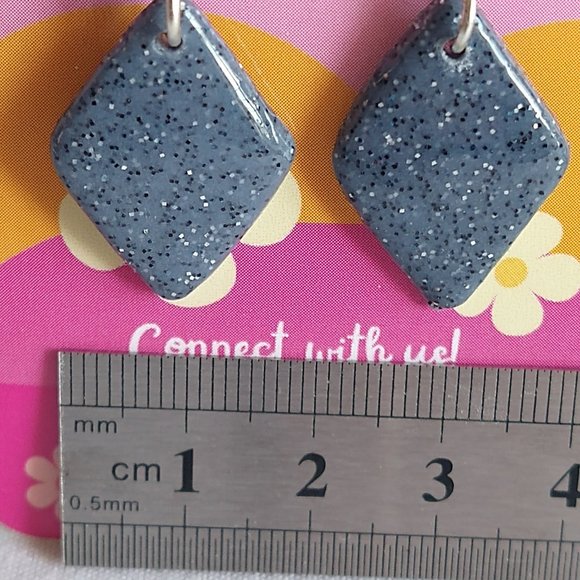 Handmade gray polymer clay earrings. Boucles d'oreilles fait à la main - Picture 3 of 6